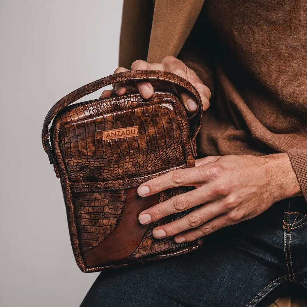 Bolsos de mano para hombres de confección artesanal. Bolso Ilan color marrón
