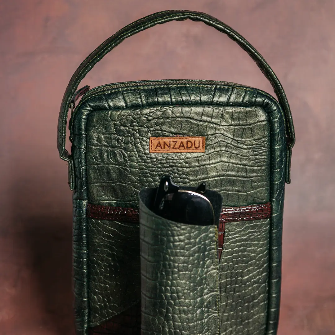 Detalle del Bolso de mano para hombre en piel vegana y color verde.