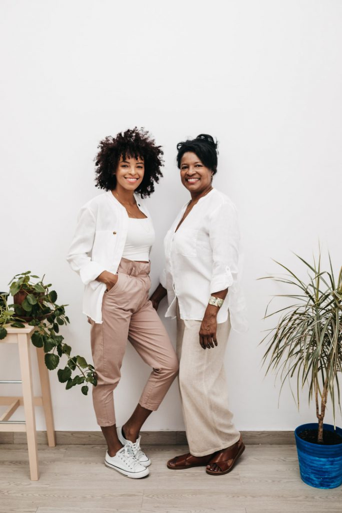 Creadoras de la marca de confección de bolsos artesanales ANZADU
