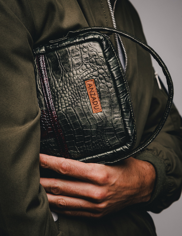 Bolsos de mano para hombre de confección artesanal. Bolso Eternus color verde y granate