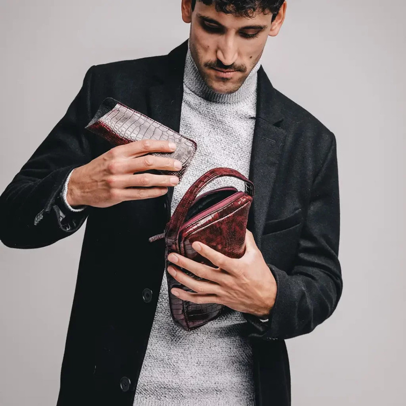 Bolsos de mano para hombres de confección artesanal  granate y funda para gafas a juego