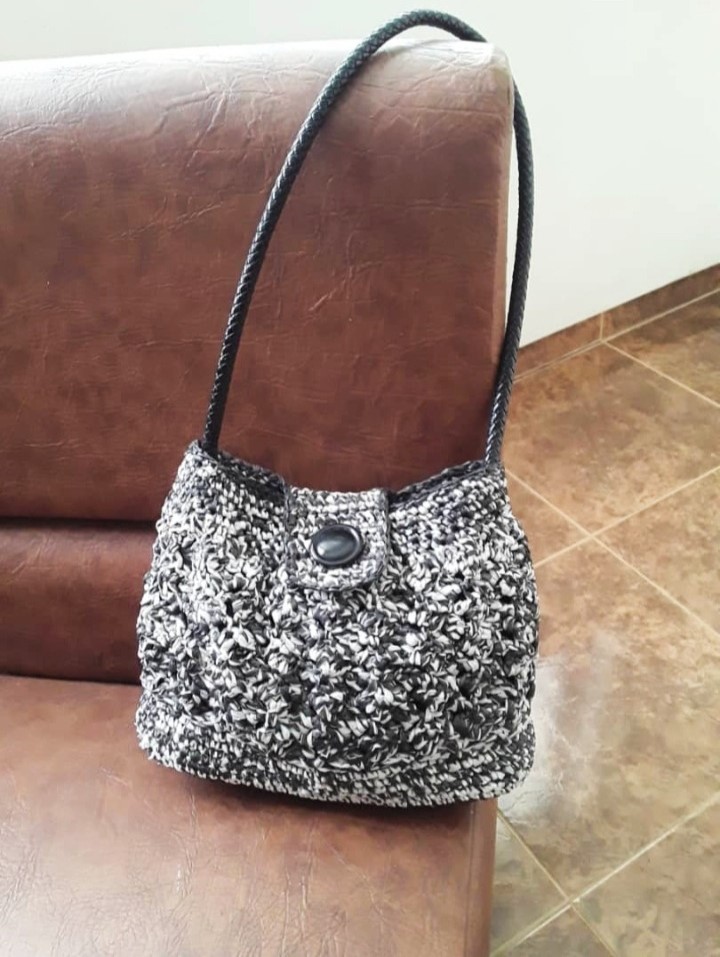 Bolso blanco y negro. Recicla y crea con bolsas de plástico