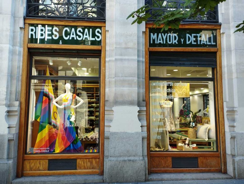 Selección de tejidos y materiales en tiendas de confianza. Ribes y Casals 