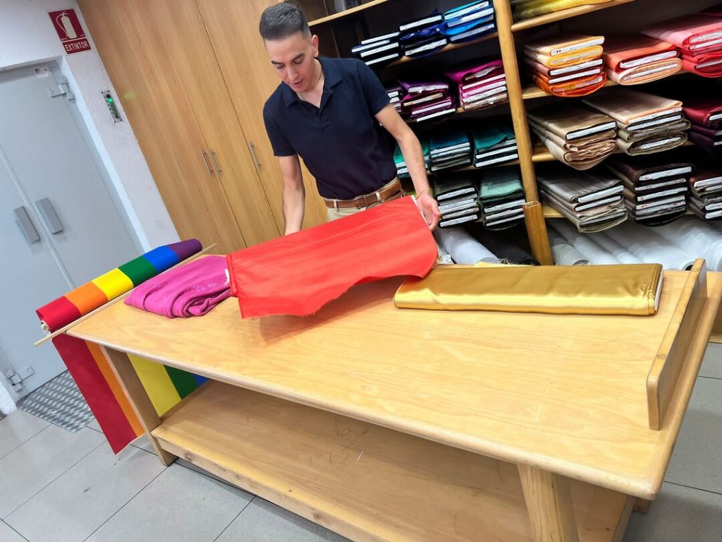 Variedad de tejidos en tienda de telas Ribes y CASALS 