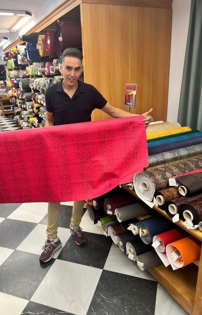 Foto vendedor de tienda de telas Ribes y CASALS