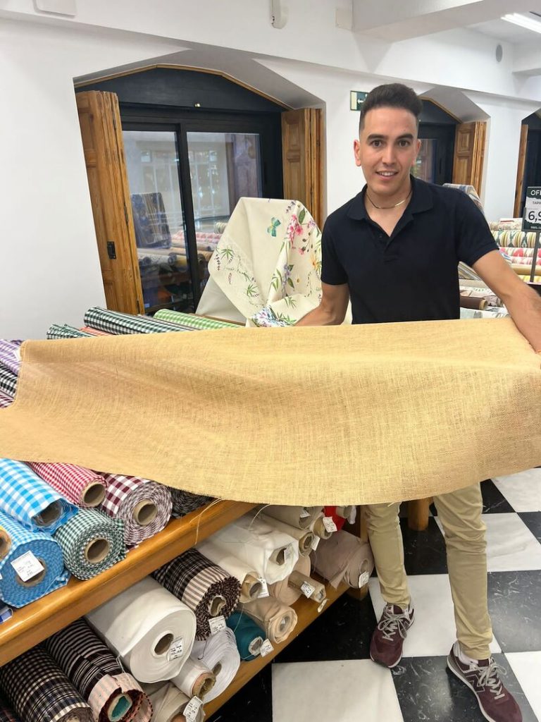 Foto vendedor de tienda de telas Ribes y CASALS