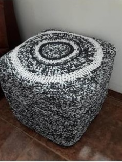 Recicla y crea. Puff confeccionado a partir de bolsas de plástico.