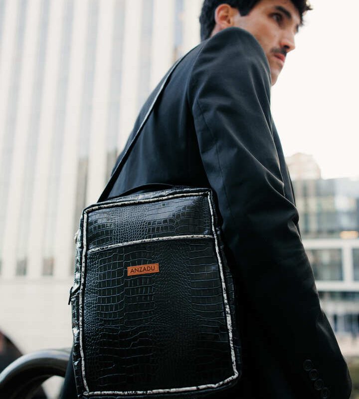 Bolso para hombre en piel vegana y color negro. Diseño piel de lagarto.