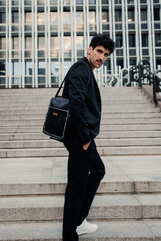 Bolso para hombre en piel vegana y color negro. Diseño piel de lagarto.