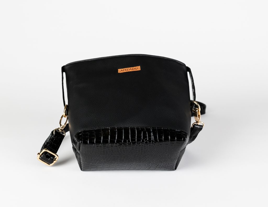 Bolso ADuany negro de mujer, diseñado con dos tipos de piel vegana.