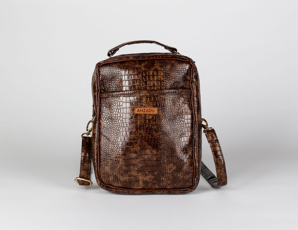 Bolso para hombre en piel vegana y color marrón. Diseño piel de lagarto.