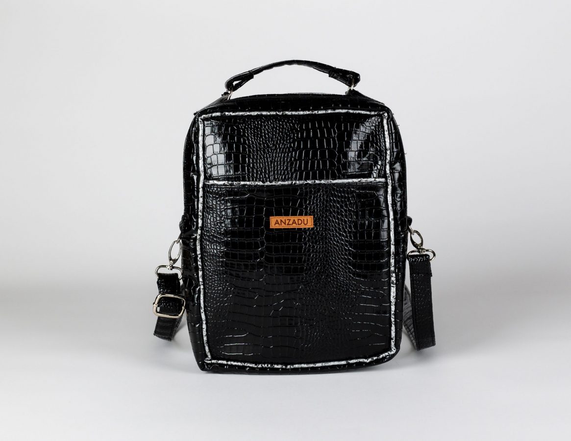 Bolso para hombre en piel vegana y color negro. Diseño piel de lagarto.