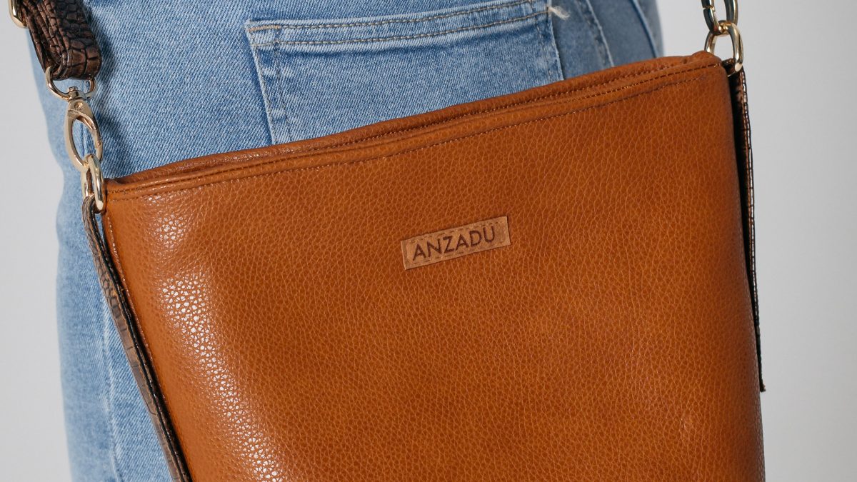 Bolso ADuany marrón de mujer, diseñado con dos tipos de piel vegana.