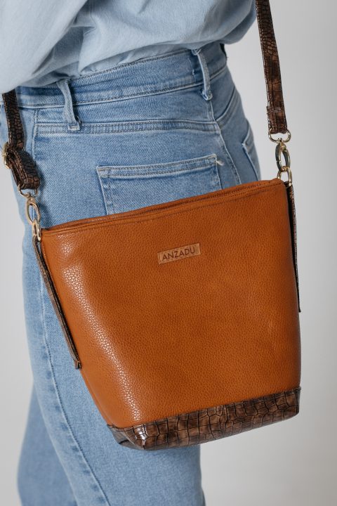 Bolso ADuany marrón de mujer, diseñado con dos tipos de piel vegana.