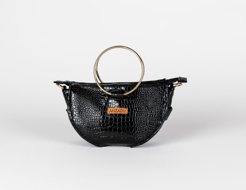 Bolso Aduany Mini, visto de frente, piel vegana, color negro, muy práctico.