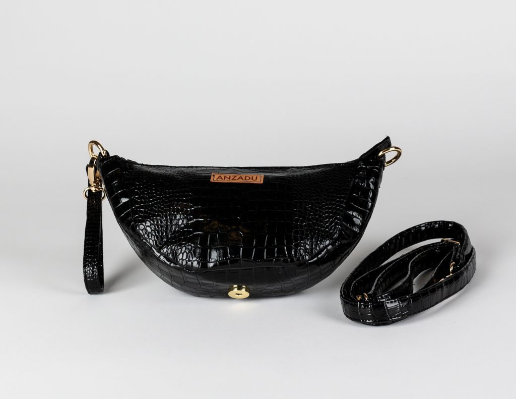 Bolso mini multiusos negro de mujer, diseñado con piel vegana.