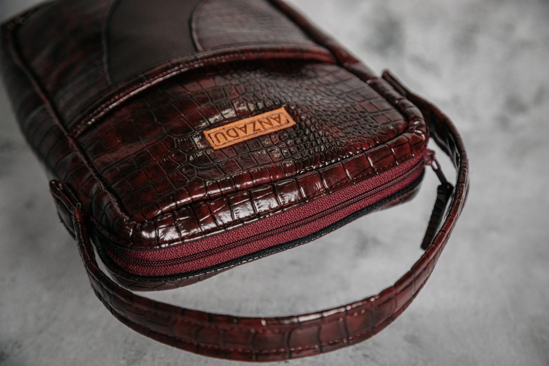 Bolso de hombre color granate, Místico, colección Imperio de Anzadu