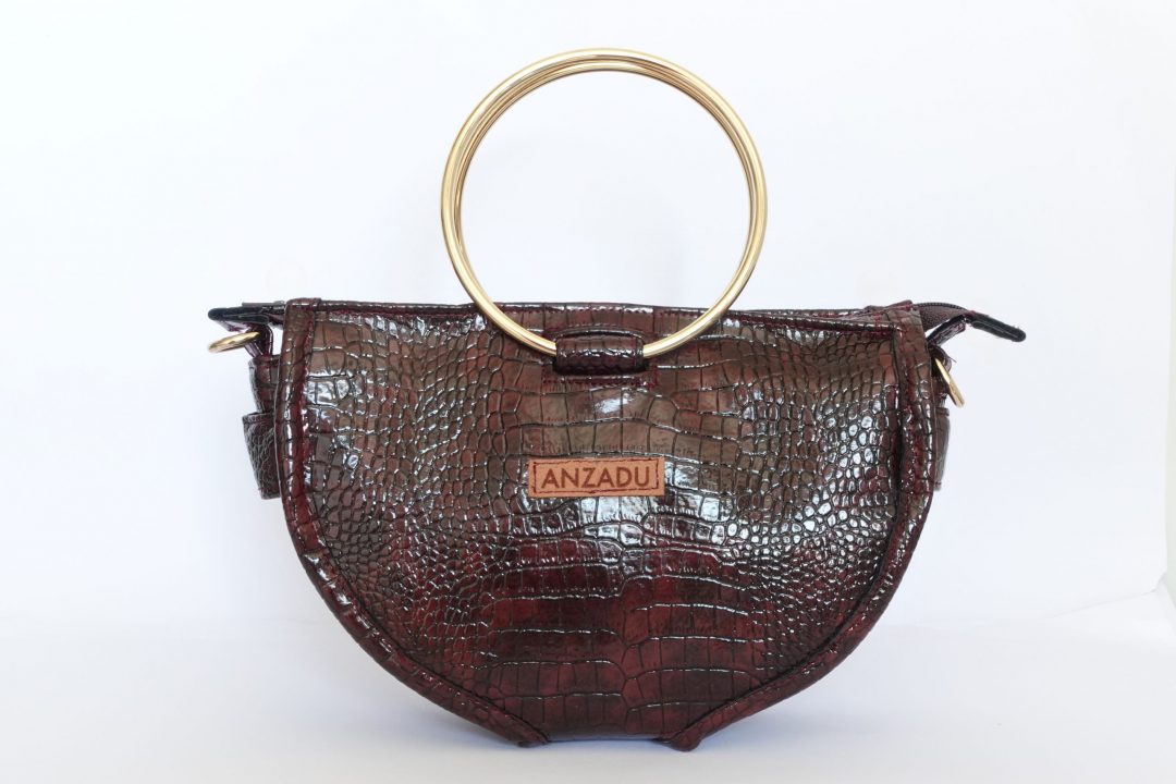 Bolso Aduany Mini, visto de frente, piel vegana, color granate, muy práctico.