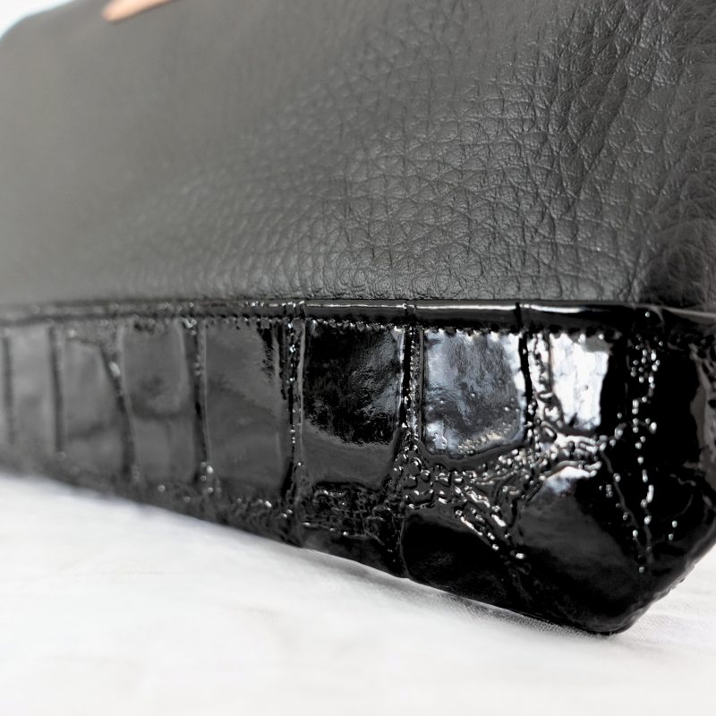 Vista inferior de la Cartera de mano ADuany color negro de ANZADU