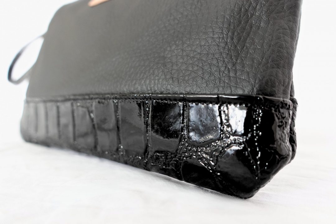 Vista inferior de la Cartera de mano ADuany color negro de ANZADU