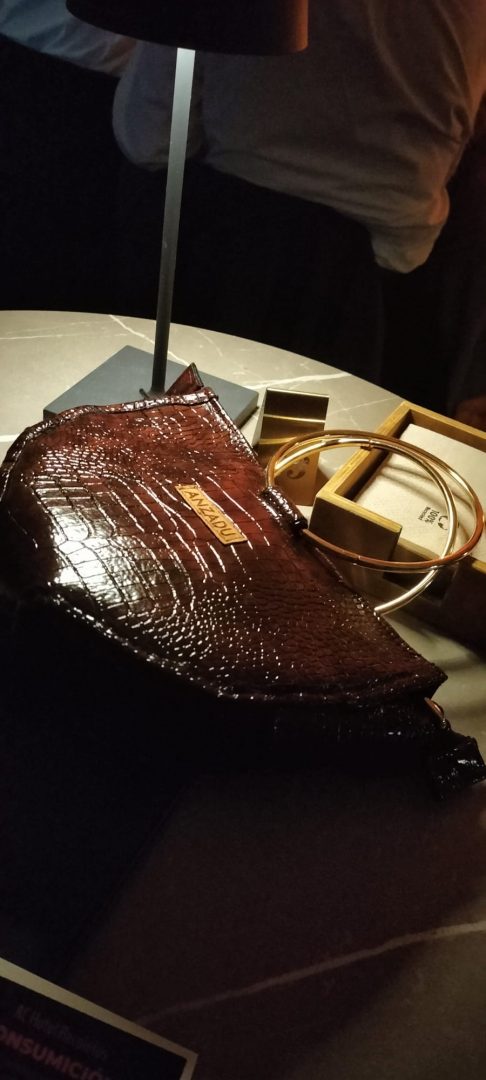 Bolso Aduany Mini visto de forma lateral, piel vegana, color granate, detalle artesanal y diseño funcional