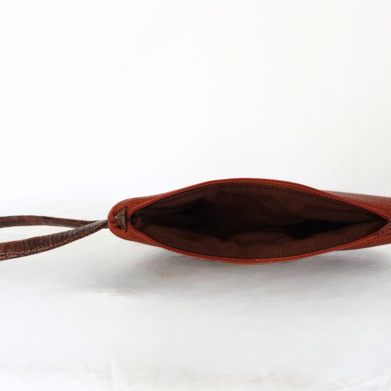 Cremallera abierta y forro interior. Cartera de mano ADuany color marrón