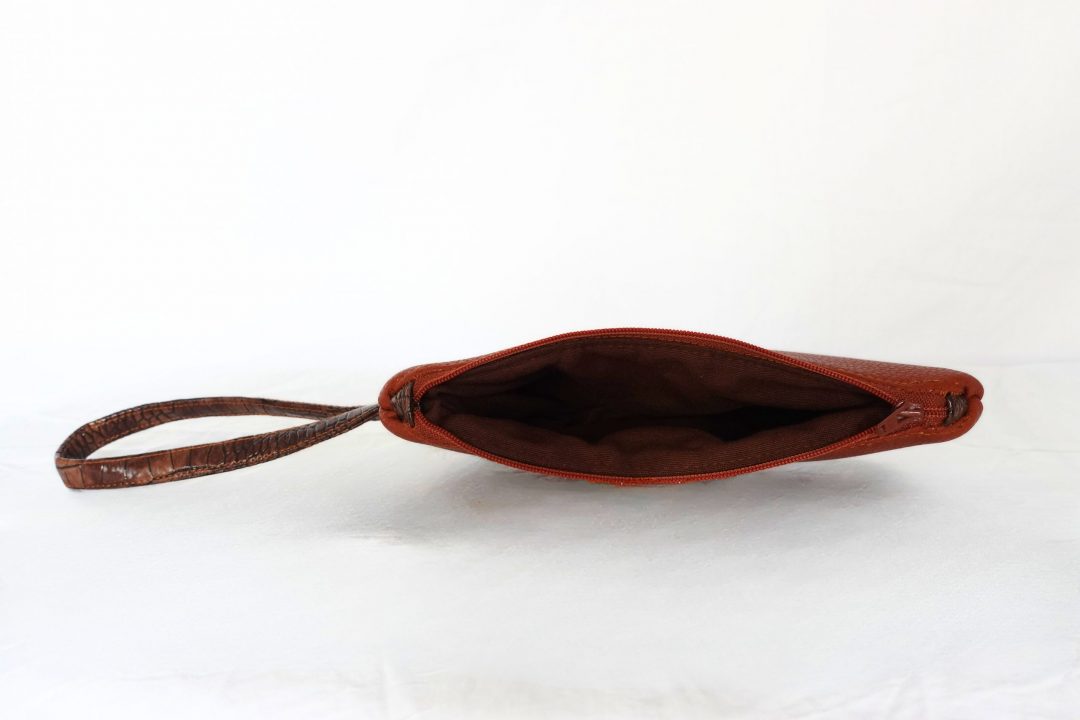 Cremallera abierta y forro interior. Cartera de mano ADuany color marrón