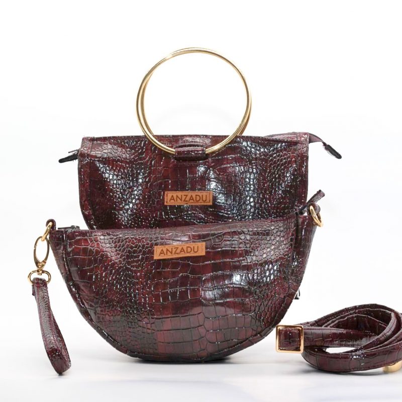 Bolso Aduany Mini, visto de frente, piel vegana, color granate, muy práctico.