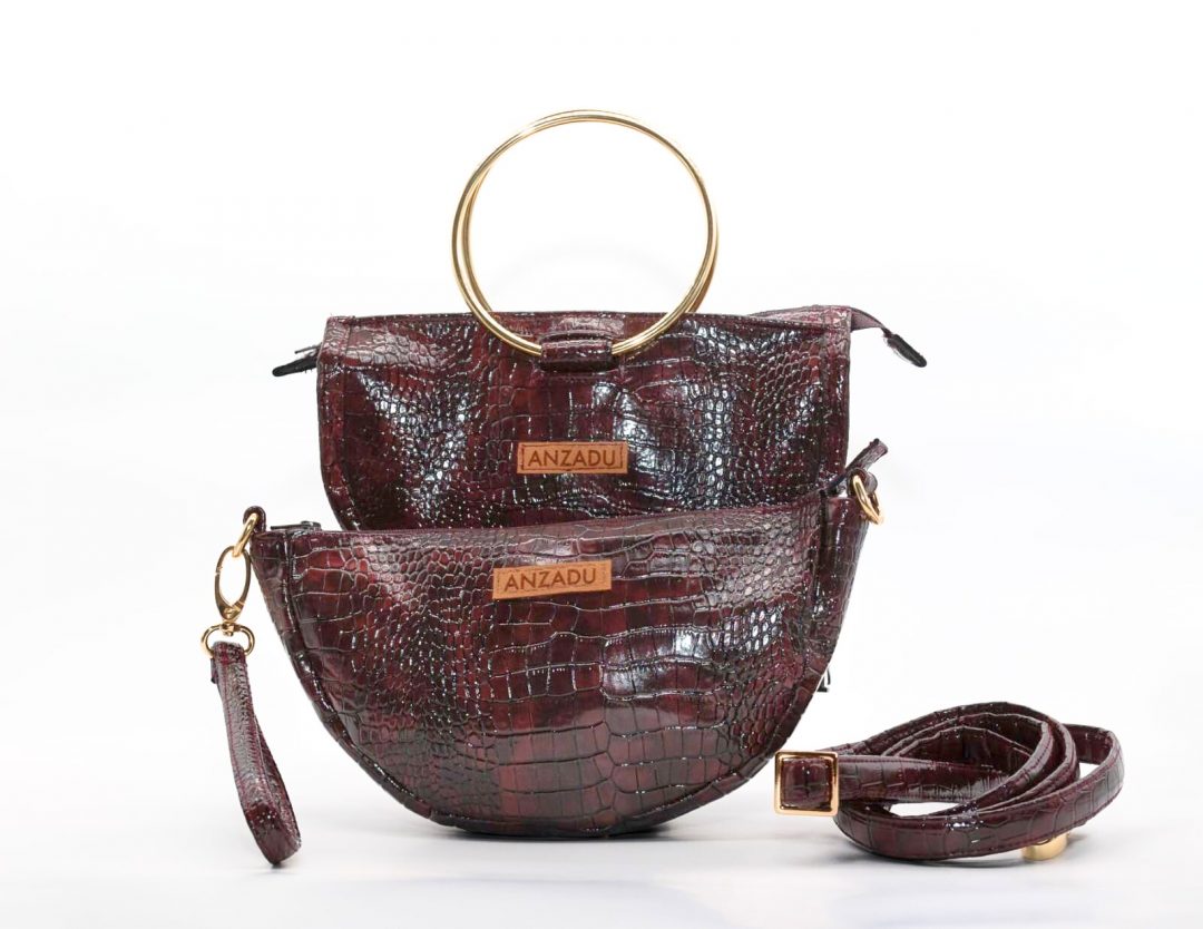 Bolso Aduany Mini, visto de frente, piel vegana, color granate, muy práctico.