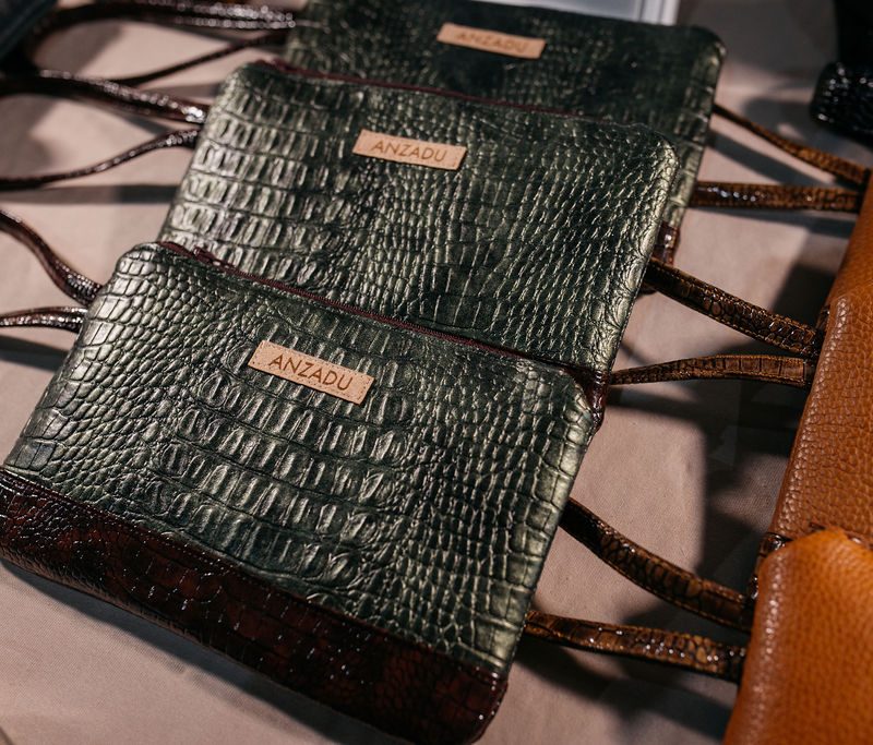 Cartera de mano ADuany color verde-granate elaborada en dos tipos de polipiel.