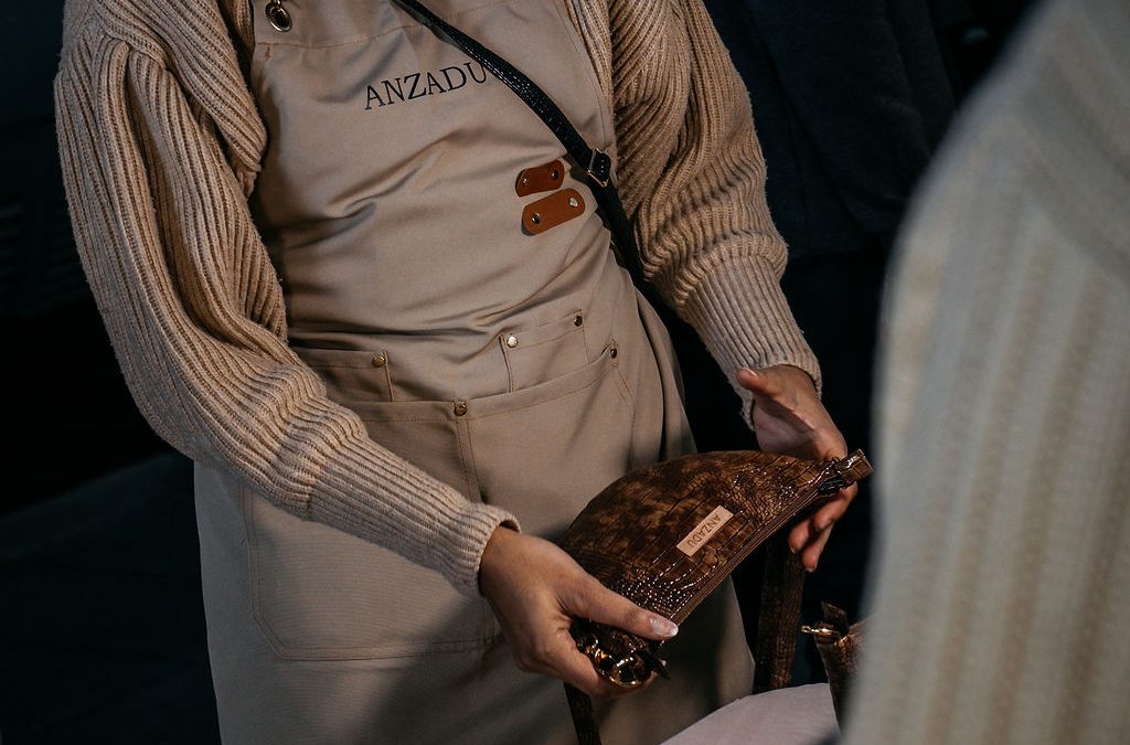 Bandolera Baney, piel vegana, color marrón, muy práctico.