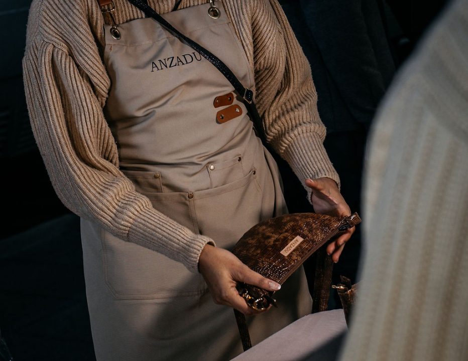 Bandolera Baney, piel vegana, color marrón, muy práctico.