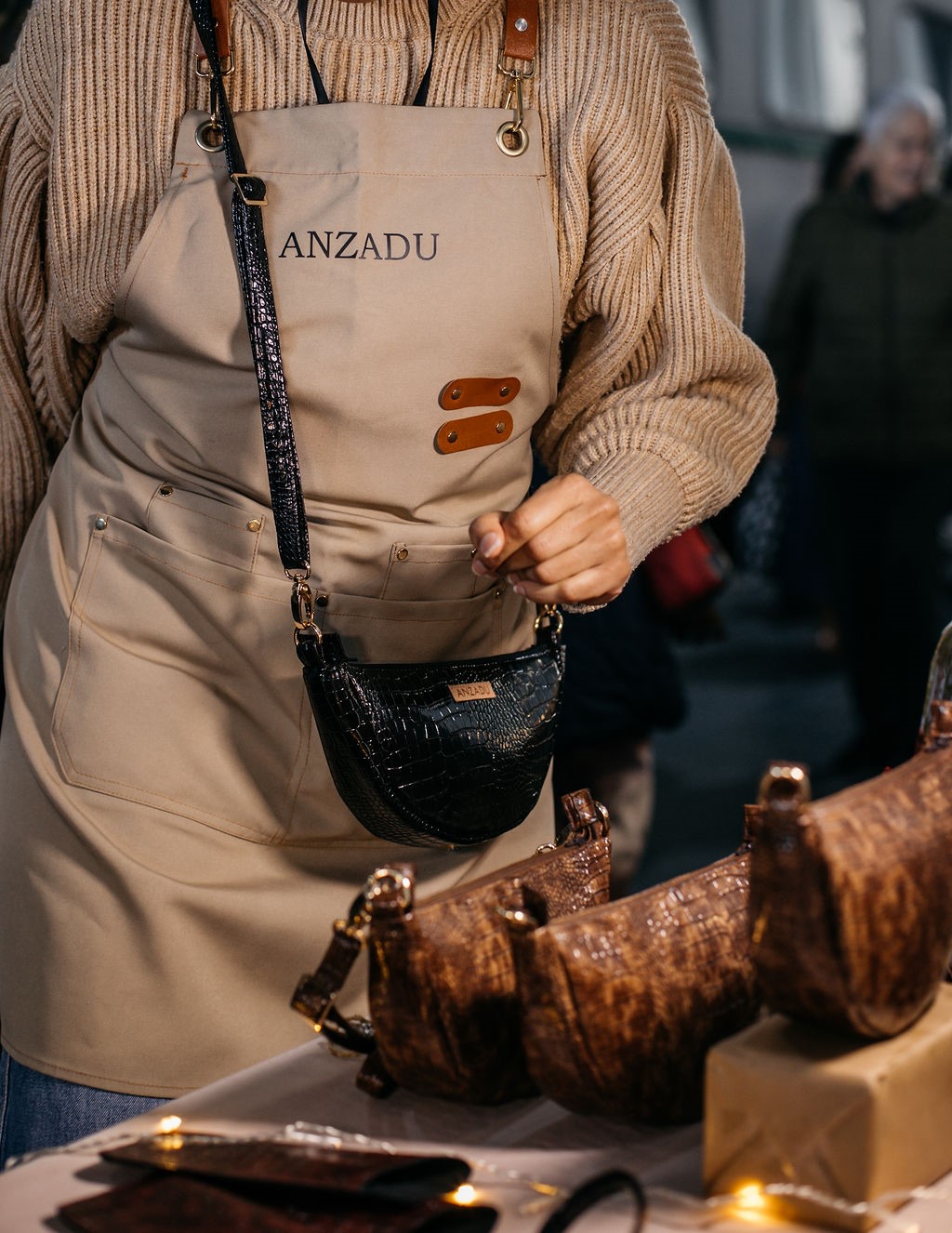 Bandolera Baney, usándola una modelo, piel vegana, color negro, muy práctico.