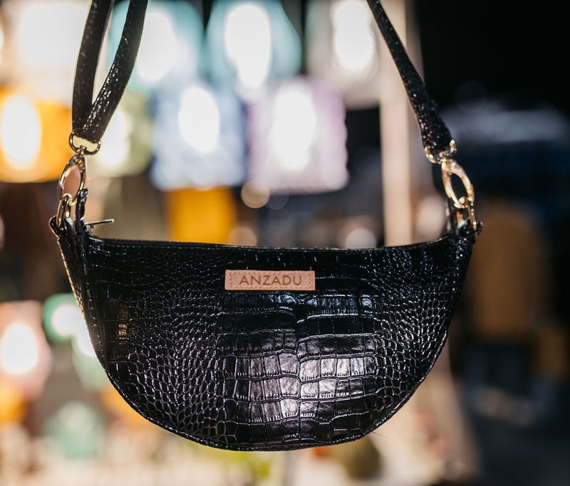 Bandolera Baney, visto de frente, piel vegana, color negro, muy práctico.