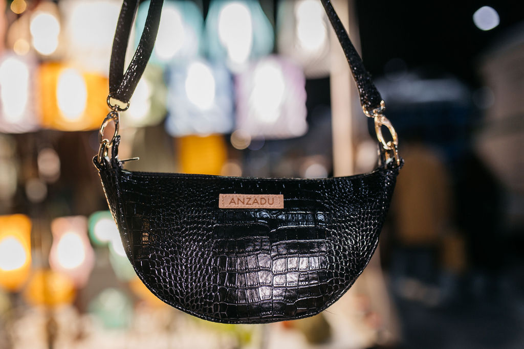 Bandolera Baney, visto de frente, piel vegana, color negro, muy práctico.