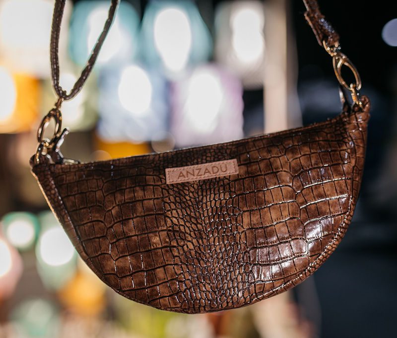 Bandolera Baney, visto de frente, piel vegana, color marrón, muy práctico.