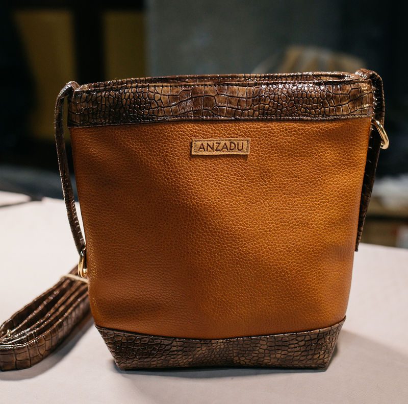 Bolso ADuany marrón de mujer, diseñado con dos tipos de piel vegana.