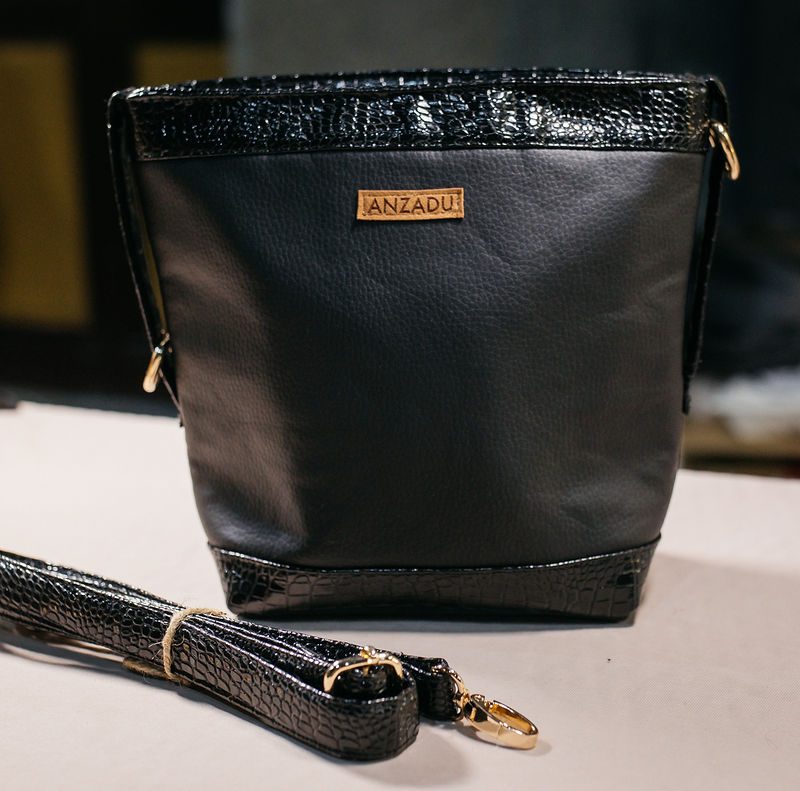 Bolso ADuany negro de mujer, diseñado con dos tipos de piel vegana.