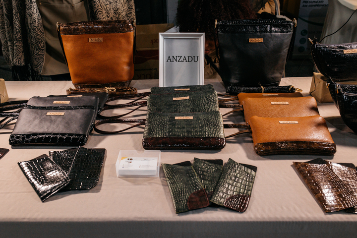 Colección de artículos en piel sintética.
