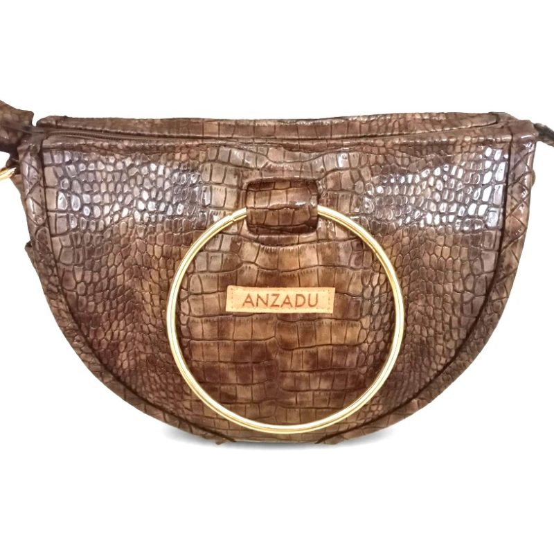 Bolso ADuany mini multiusos marrón. Piel artificial. Exterior con asas redondas doradas.